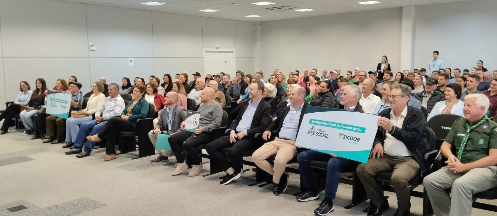 Na foto registro do primeiro ato de entrega realizada na sede administrativa do Sicoob Crediauc