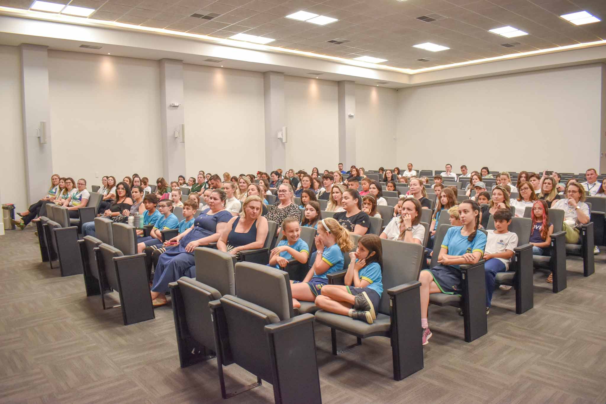 Na região, mais de 1.300 alunos de 23 escolas participaram do Concurso Cultural do Sicoob.