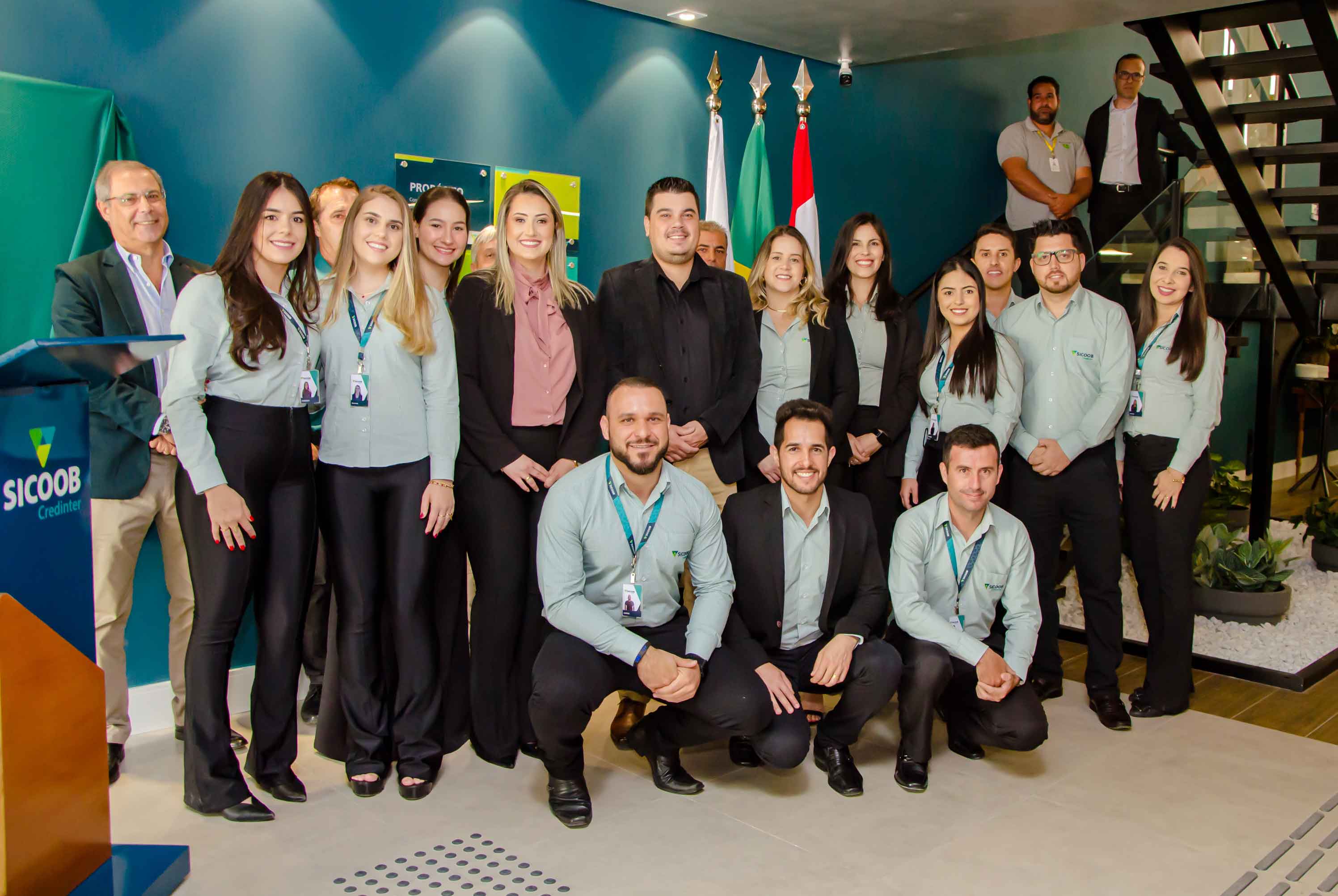 Membros da equipe da agência de Monte Belo do Sicoob Credinter, sentados,