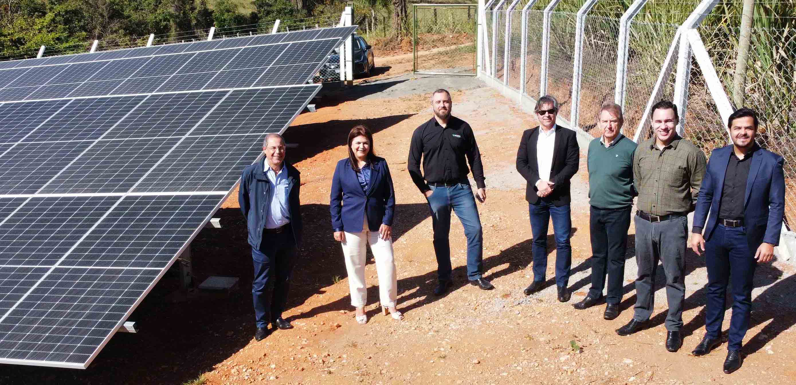 Membros do Sicoob Credinter reunidos ao lado das placas solares