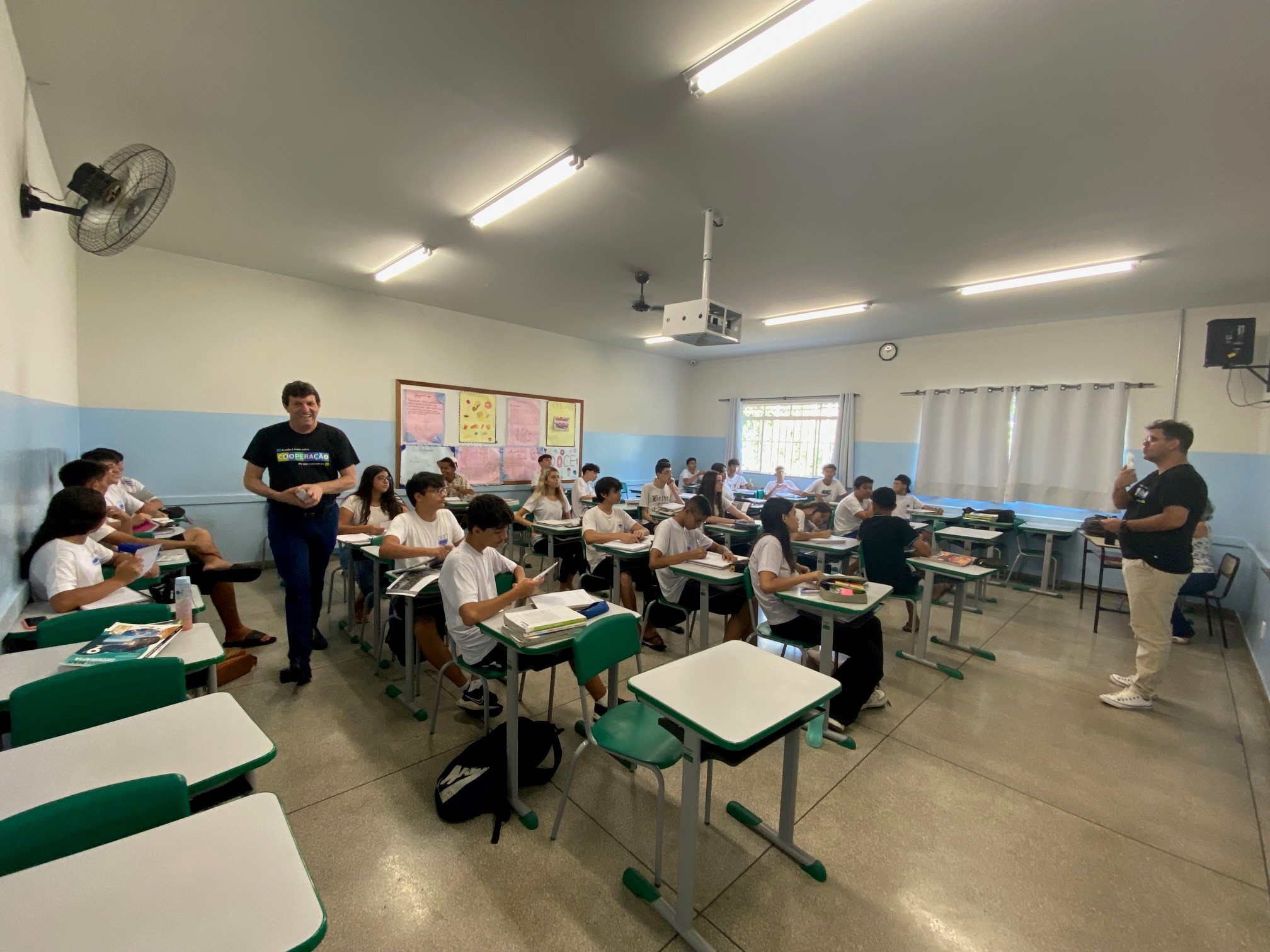 pessoas palestrando sobre educação financeira