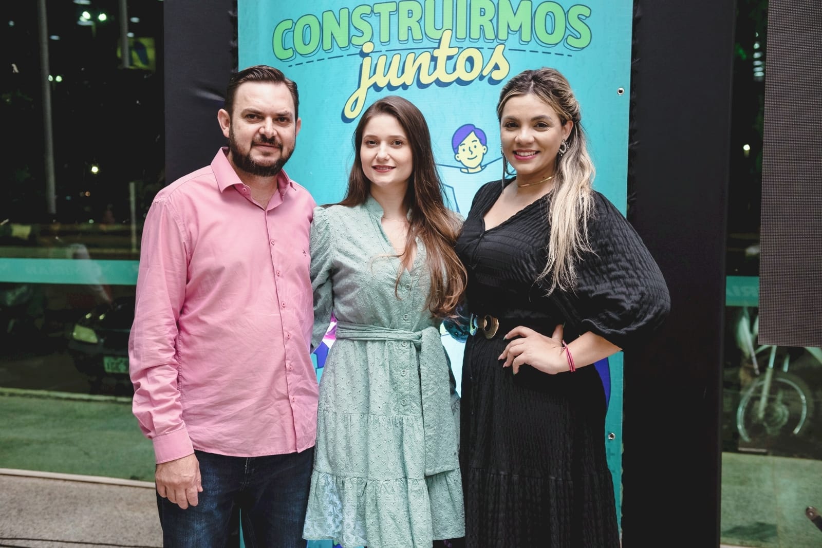 Cooperado Alison Zamo e a esposa, junto com a gerente da agência Deise Rezende